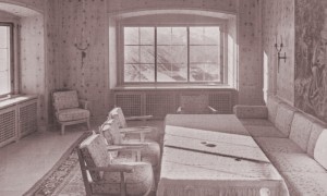 A view of the Scharitzstube in 1938 with furniture and wall tapestry
