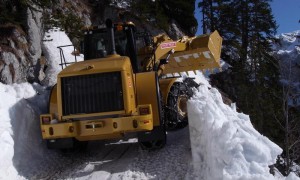 The large snow plough makes its way up the Kehlsteinstrasse... (Photo courtesy of Herr N. Eder)